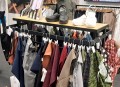 Stojak na odzież gondola z półką czarny drewno